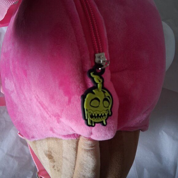 Carl the Cupcake 3D Plush Mini Backpack (Five Nights at Freddy's) - Picture 5 of 7
